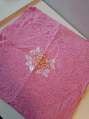 Rosa handduk med broderad blomma! 30 kr!  - Rosa handduk med broderad blomma! 30 kr! 