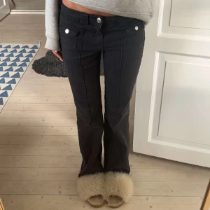 Svarta jeans  - Lånad bild! Säljer dessa svarta populära jeans eftersom de inte kommer till användning💗💗 jeansen är i storlek 40 men passar även mig som har storlek 38, de är även stretchiga och funkar därför även för större storlekar! Kom provat för fler bilder💗