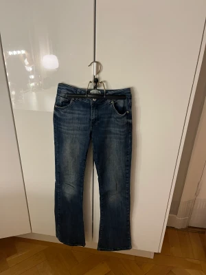 Bootcut jenas - säljer dessa SKITSNYGGA jeans ifrån märket cars. Tyvärr har de blivit för korta för mig så kommer ej till användning längre. Köpte för 365kr!