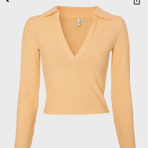 Ribbad tröja NLY  - Orange/aprikos färgad tröja från Nelly Trend. Storlek M.  