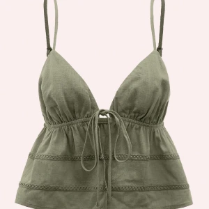 Grönt knyt linne/ topp - Detta linet är ett grönt linne som har en bar rygg med snören som man knyter ihop med varandra man kan knyta den så man får olika pass formar, hör jätte gärna av er för försäljning!!!🫶🫶🫶