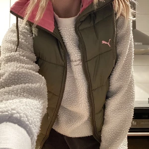 Puma väst - Super skön och fin vintageväst från Puma!!😍 Storlek M i super skick🫶 Fraktar endast, använd köp nu funktionen❤️