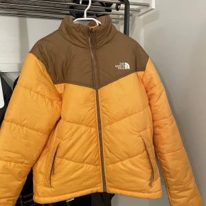 The north face dunjacka - Säljer denna north face jacka till ett billigt pris. Den är i fint skick trots att den gick sönder lite på insidan kragen förra veckan. Säljer den därför billigt. 