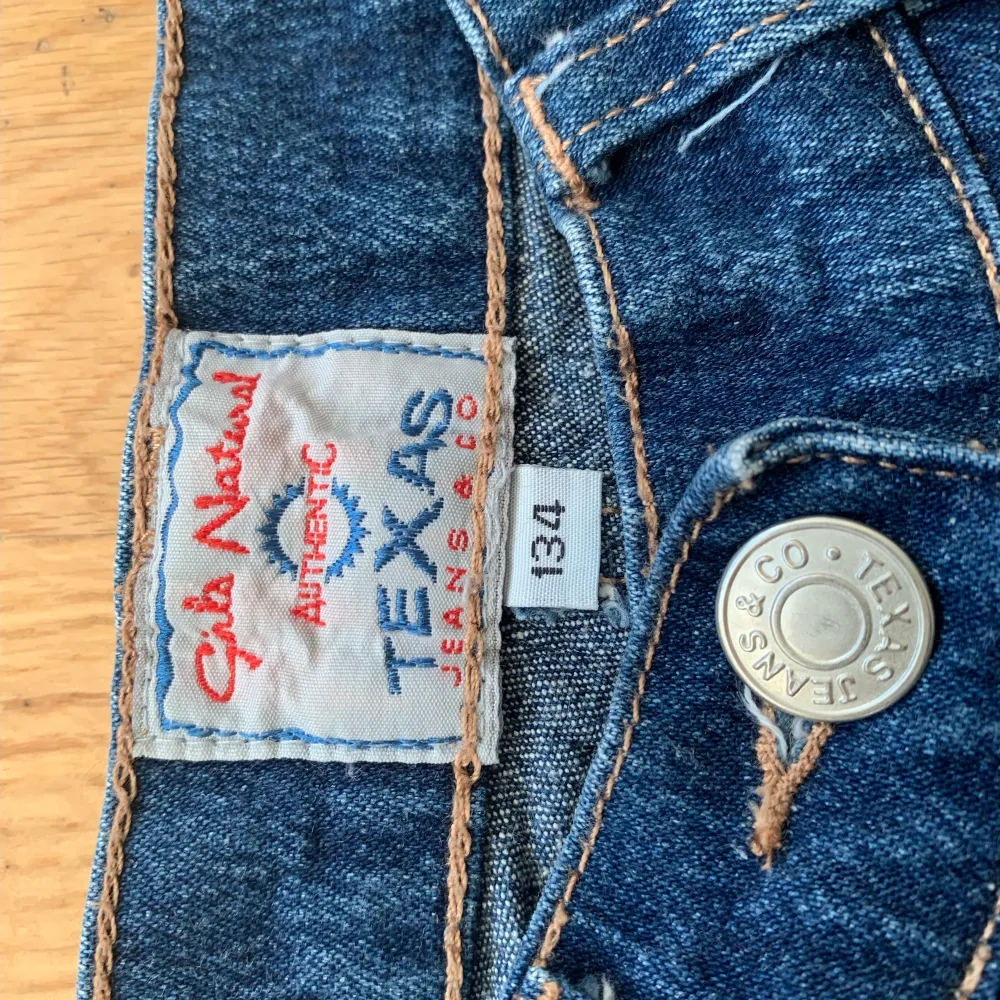 Köpta vintage av mitt barn men kom inte till användning. Storlek 134 lite high wastied💗. Jeans & Byxor.
