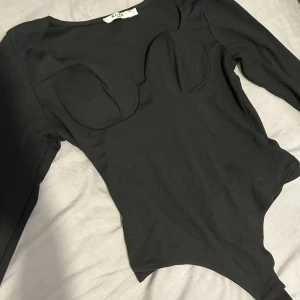 Svart snygg body - En svart body från Na-kd. Använda max 2 gånger. Sitter skit fint! 