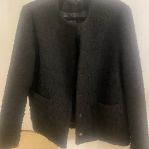 Svart kort jacka - Superfin jacka från märket Wera, är lite ”nopprig” som syns på andra bilden, men i fint skick i övrigt. Storlek 38 men skulle även passa storlek 36🥰🥰använd gärna köp nu 