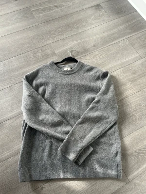 Stickad tröja - Snygg o knappt använd pga kände att jag inte passar i stickat😝