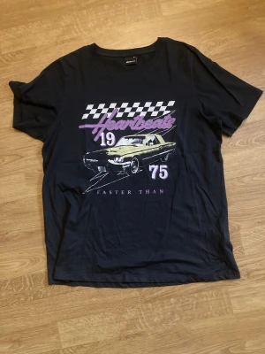 Tröja från Gina Tricot  - Säljer denna söta t-shirten från Gina då den inte kommer till användning 😻Använd endast ett par gånger så i perfekt 🙌