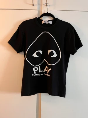 CDG play t shirt - Svart CDG Play t shirt, storlek S. Sitter rätt smalt, trycket är väldigt nött. Men fortfarande i bra skick. Skriv om ni har frågor eller vill ha fler bilder.