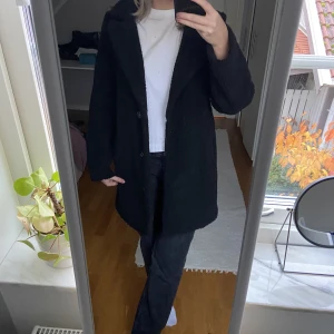 Teddyjacka - Svart teddykappa