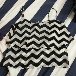 Volang topp - En jättefin tvåfärgad topp med volanger. Är i storlek 34 men fungerar om man har 36 också. Köparen står för frakten ❤️