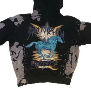 Hoodie  - Hoodie med sick backprint, den är i  användt skick, plasten på ena huvsnöret är borta. True to size :)