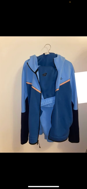 Nike tech  - Nike tech köpt från Jd sport. Använd några gånger. Använder inte den och är i väldigt bra skick, mer bilder privat. Kvitto finns. Sparar t en Ps5. Storlek L. Hela tracksuiten.