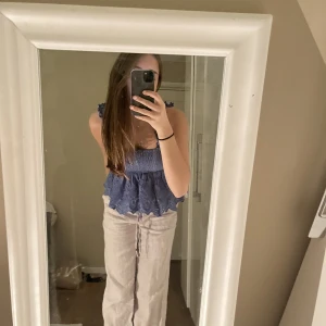 Blå topp  - Säljer denna topp från mango i superfin blå färg! 