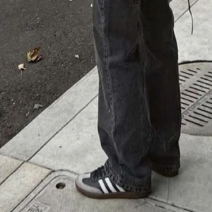 Samba Ogs Vegan - Säljer mina skitsnygga och trendiga sambas!! Använda men fräscha, skriv för fler bilder på skick ❣️