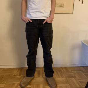 Säljer ett par feta weekday jeans. Passformen är mer baggy/straight och dom passar perfekt till ett par uggs! Modellen på bilden är 190  Skriv ifall ni har mer frågor eller vill ha mer bilder