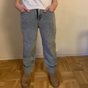 Baggy jeans  - Säljer ett par baggy jeans som knappt är använda. Modellen på bilden är 190. 