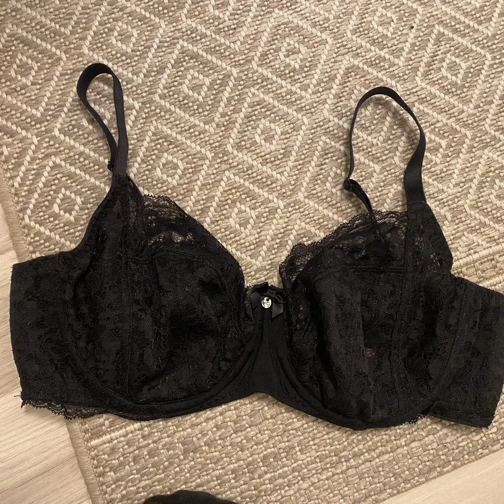 Hunkemöller bh, helt ny, endast testad. Säljer för att den inte passade. Nypris: 350kr, mitt pris: 250kr. Övrigt.