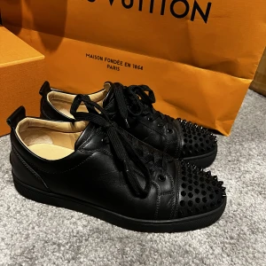 Christian Louboutin - Säljer dessa Christian Louboutin skor i storlek 41, som nya endast lite smuts på sulan