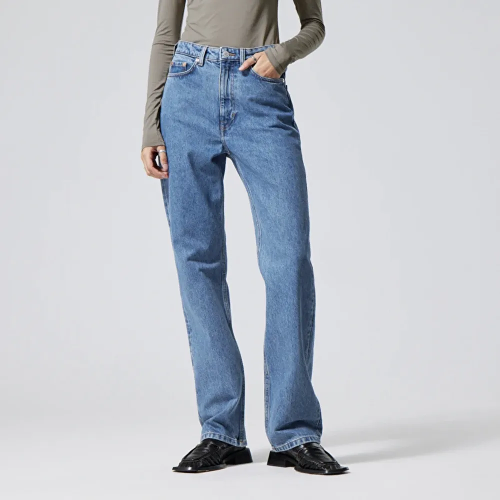 ROWE extra high waist straight jeans från weekday, se färg på sista bilden, aldrig använda, prislapp kvar, nypris 500kr.. Jeans & Byxor.