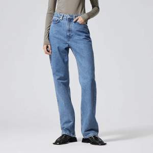 ROWE extra high waist straight jeans från weekday, se färg på sista bilden, aldrig använda, prislapp kvar, nypris 500kr.