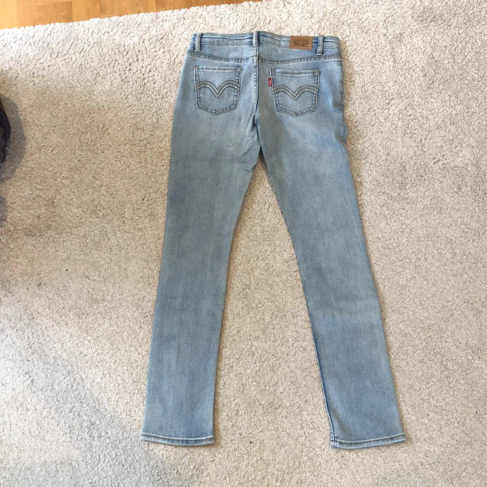 Jättefina Levis jeans! De är storlek 12 Regular, köpta i USA och aldrig använda❤️❤️. Jeans & Byxor.