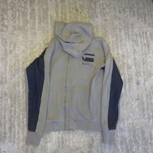 G-star Raw tröja - G star raw tröja med blandat material/denim. Jätte cool passform o passar både tjejer o grabbar! Kom privat vid frågor!