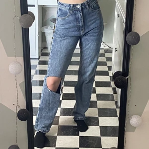 Coola jeans - Ett par coola jeans i en blå fin färg🩵 Dom sitter snyggt med hög midja men man kan även vika ner dom för en cool look🤩Knappt använda så i toppenskick! Hör av dig vid funderingar! Jag har xs för referens!Kom gärna med egna prisförslag!🥰