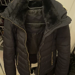 Zara jacka  - Säljer nu min vinterjacka från Zara då den ej kommer till användning, fint skick sparsamt använd. (Finns även huva) skicka pm för fler bilder. 