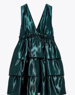 Nyårsklänning - Säljer denna suuuuperfina klänning som är perfekt till nyår!!!! eller andra festliga tillfällen. En av mina favoritklänningar men får inte så mycket användning för den. Storlek M men passar mig som brukar ha S💕🥰Väldigt bra skick!