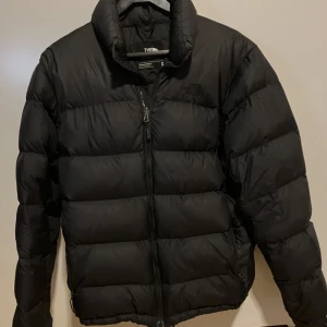 The North Face 700 Nuptse - Säljer en superfin och skön vinterjacka i fint skick! Hör av er vid frågor! Öppen för bud :)