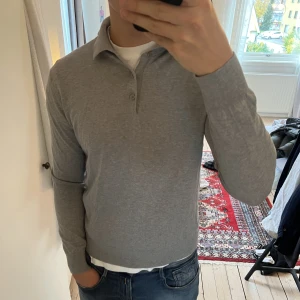 J.Lindeberg rugbytröja - Grå rugbytröja från J.Lindeberg. Väldigt fint skick. Är storlek M. Skriv om ni har några funderingar👍