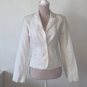 Vit kavaj - Vit kavaj i storlek 36 från Vero Moda. Gjort av riktigt linne material. Väldigt snygg🥰för bara 89kr.