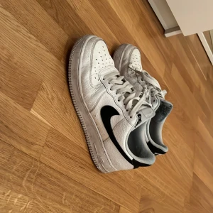 Nike Airforce one skor - Stilrena airforce one skor, i använt men ändå okej skick. Nypris ligger på 1300kr. Kan putsas upp och bli ännu snyggare! Hör av er vid fler frågor 🙌🏼
