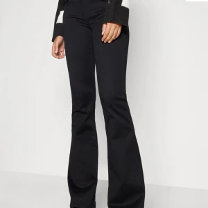 Lågmidjade bootcut jeans  - Snygga lågmidjade bootcut jeans från only🤩 inte helsvarta längre men fint skick!