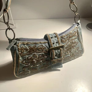 handväska  - superfin handväska med fina detaljer och spänne 🪩🪩