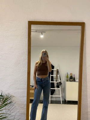 Linne - Brunt, ribbat linne! Säljer pga av att jag har liknade plagg. Storlek: S (passar de som bär XS). Skick: Bra, inte nopprig och knappt använd.