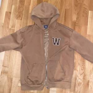 Säljer en super fin hoodie med zip up från hm💕 jätte fin färg nu till hösten och super mysig❤️