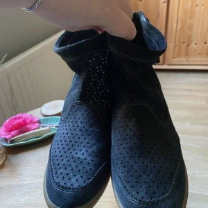Isabel Marant - Bobby - Jätte fina Isabel Marant skor inköpta på Vinted! Strl 41 men passar 39/40. Bra skick! Kan gå ner i pris vid snabb affär!:)