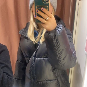 Svart glansig jacka  - Svart jackan från hm köpt förra vintern men kommer inte till användning längre, den är i storlek s men passar m oxå💓inga täcken på användning 