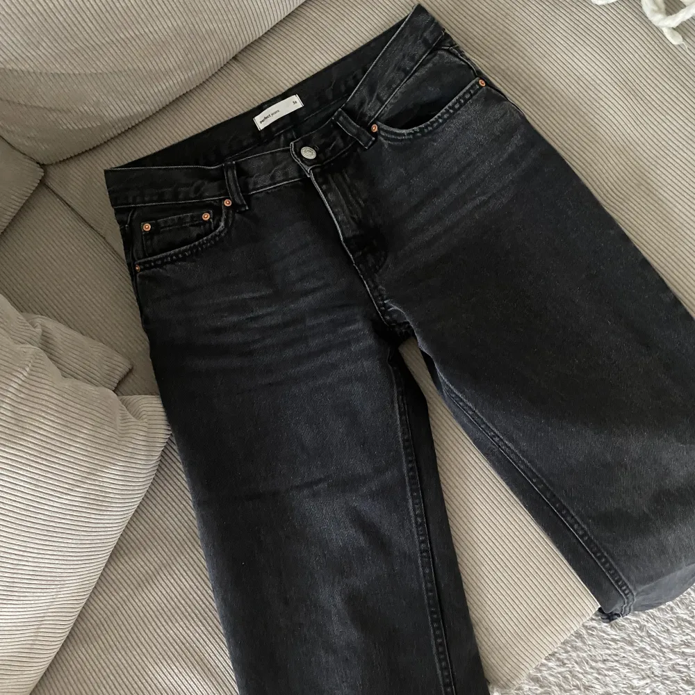 Säljer mina ”low straight jeans” från Ginatricot i färgen offblack. Storlek 36, använd endast ett fåtal gånger🍂🫶🏼. Jeans & Byxor.
