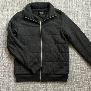 Cardigan  - Sjukt fet zip up/cardigan från zara i fint skick. Skriv vid funderingar. MVH Simon 