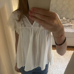 Vit topp - Så så fin vit topp!!😍😍💕använd fåtal gånger☺️