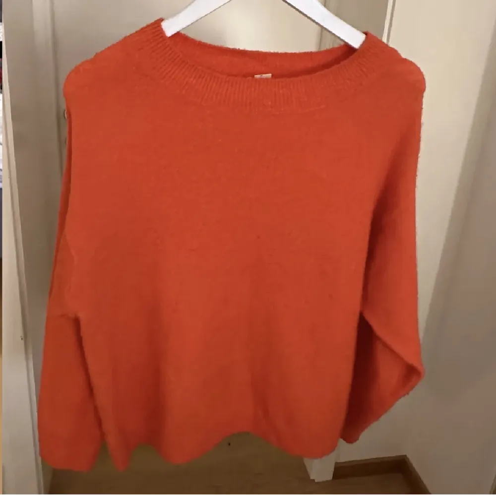 Så fin orange tröja från h&m strl xs, använd så lite nopprig men ändå ok skick. Tröjor & Koftor.