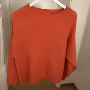 Så fin orange tröja från h&m strl xs, använd så lite nopprig men ändå ok skick