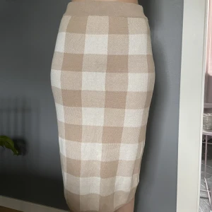 Knälång rutig kjol - Når strax under knäna, bra skick. Storlek S