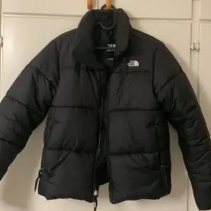 The North Face puffer jacket i modellen Saikuru, storlek M. Jackan köptes förra vintern från zalando, men är sparsamt änvänd. Inga skador eller defekter på jackan. Nypris för jackan på Zalandos hemsida är 2 345kr. Priset går att diskuteras💗