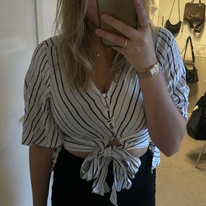 Fin topp - En fin sommar topp/blus från Gina Tricot men tyvärr för liten så inte använd så många gånger 