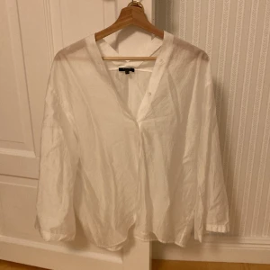 Vit blus - En super fin ganska tunn blus!❤️