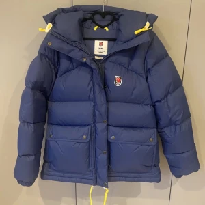 Mörkblå fjällrävenjacka - - Pris kan diskuteras vid snabb affär - Storlek XS herr, som motsvarar ca S dam - Inga defekter, förutom öglan som den hängs upp i som har brustit lite (se bild) - Köpt på Plick i början av 2022 - Skriv för fler frågor 🥰